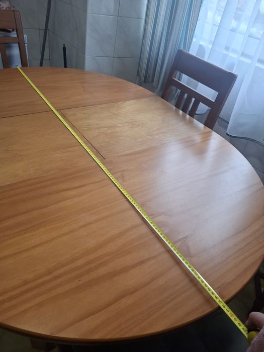 Mesa de jantar redonda com 4 cadeiras