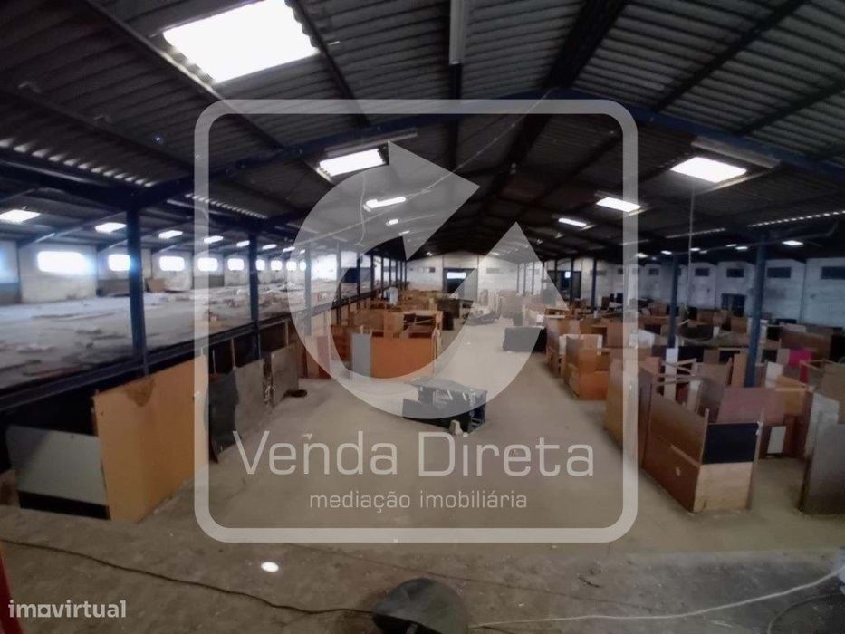 Conjunto de 3 Armazéns, com 6500 m² inseridos em Terreno de 11.600 ...