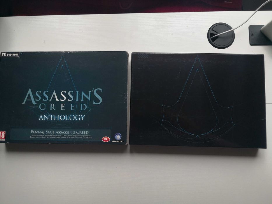 Assassins Creed: Anthology opakowanie z płytami i dodatkami.
