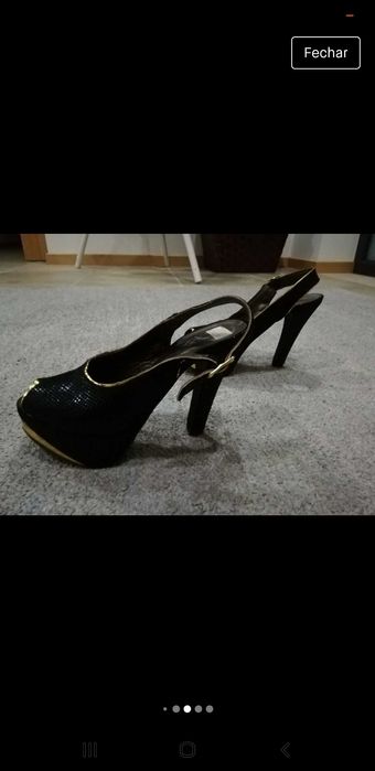 Sapatos de salto alto