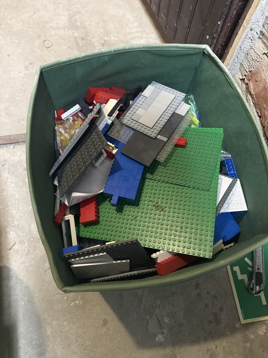 Duze pudełko pełne zestawów klocków LEGO