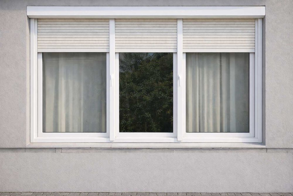 Duże okno PVC 300×150 cm, 3-skrzydł z żaluzjami zewn. – b. dobry stan