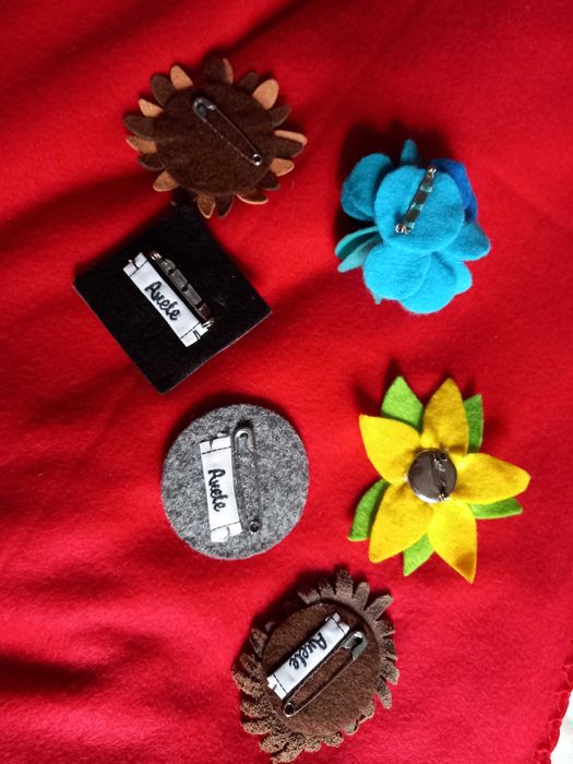 6 alfinetes de lapela, artesanais - Local - Anete