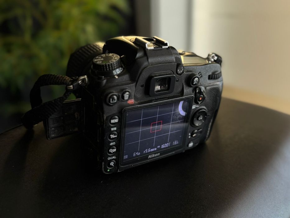 Nikon D7000 + lente kit + 50mm 1.8 – 2 baterias e carregador
