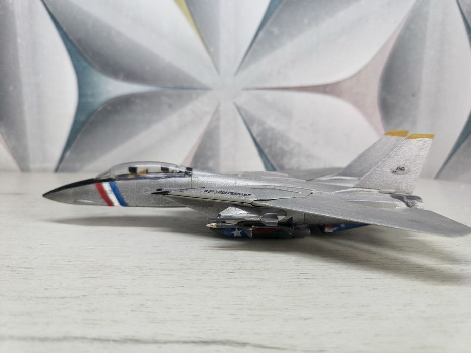 Модель F-14 Tomcat 1:72 зі змінною геометрією крила