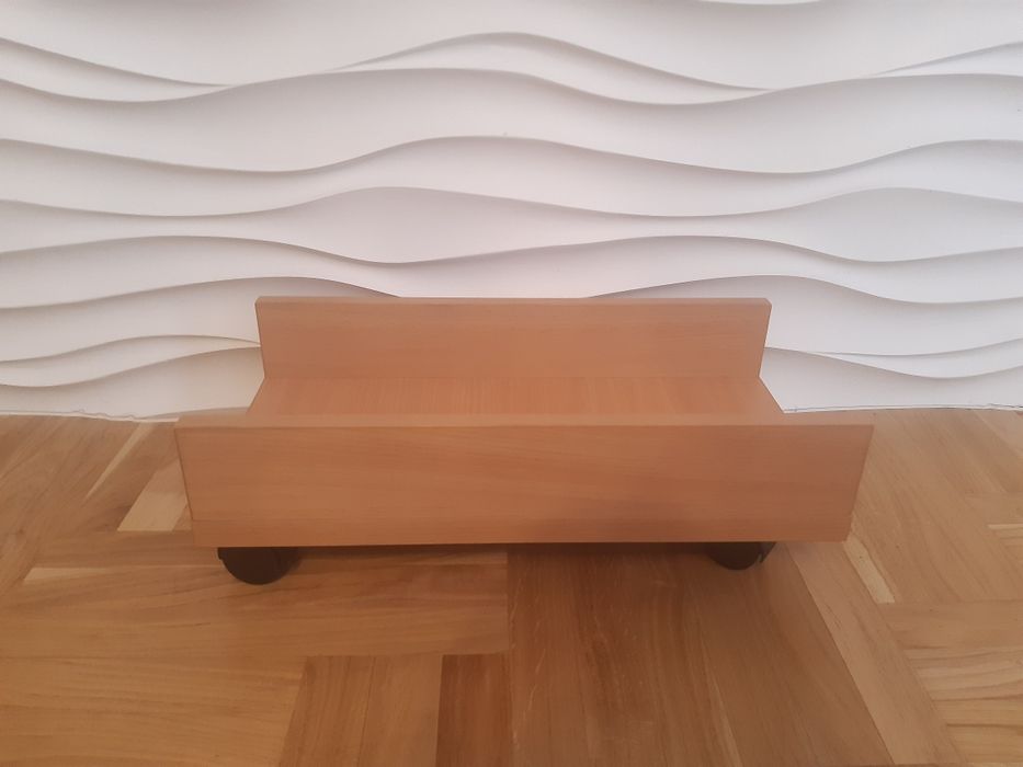 Podstawka pod komputer z kółeczkami