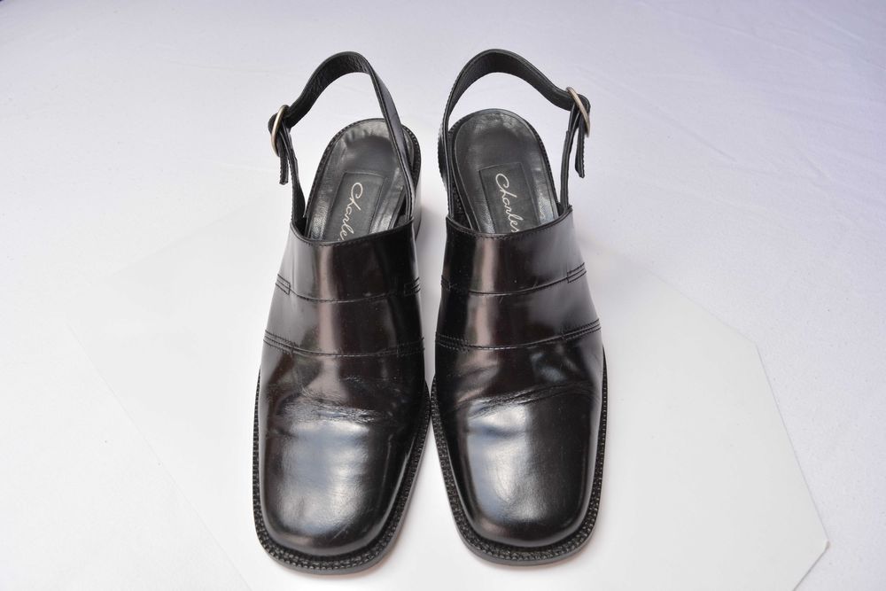 Sapatos pretos em couro da Sapataria Charles