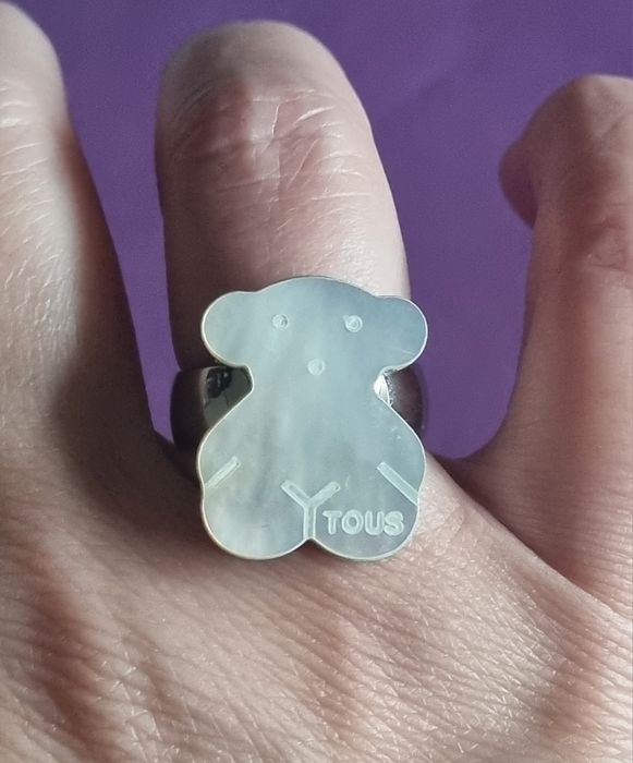 Anel prateado, em aço, com ursinho em madrepérola. T17