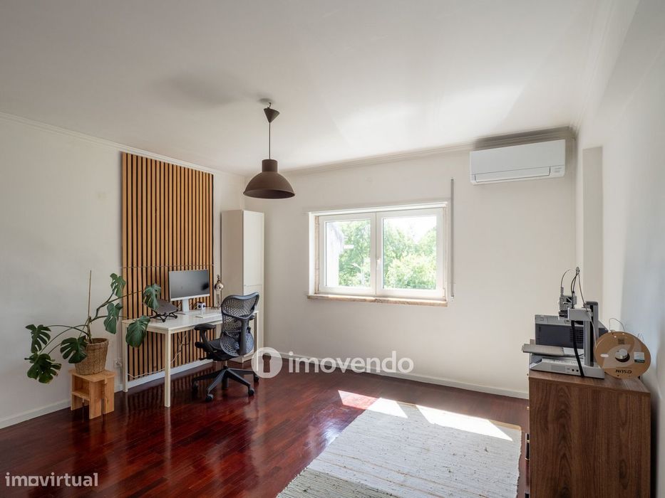 Moradia T6 com jardim, terraço e garagem, em Rio de Mouro