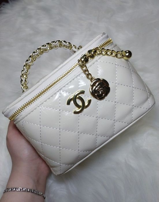 Невеличка Chanel в молочному кольорі)