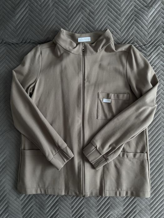 Beżowa bluza ze stójką z suwakiem rozpinana Med&Beauty 38 M