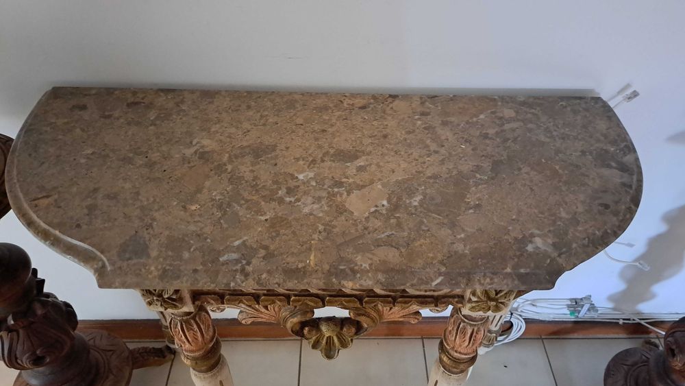 Credência com tampo mármore