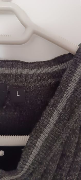 Colete em lã cor cinza, tamanho L. Usado