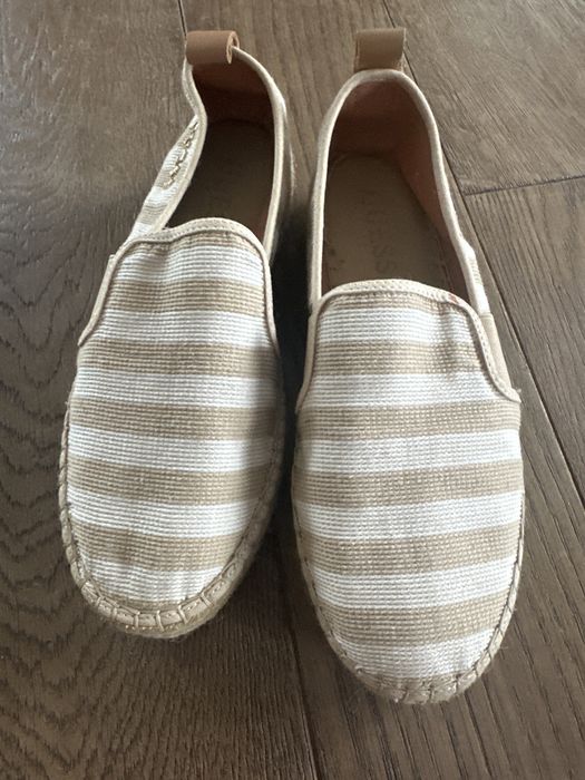 Stylowe espadryle GUESS na lato – elegancja i wygoda w jednym!