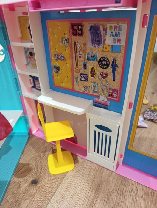 Wymarzona szafa na ubranka Lalka GBK10 Barbi zestaw modowy
