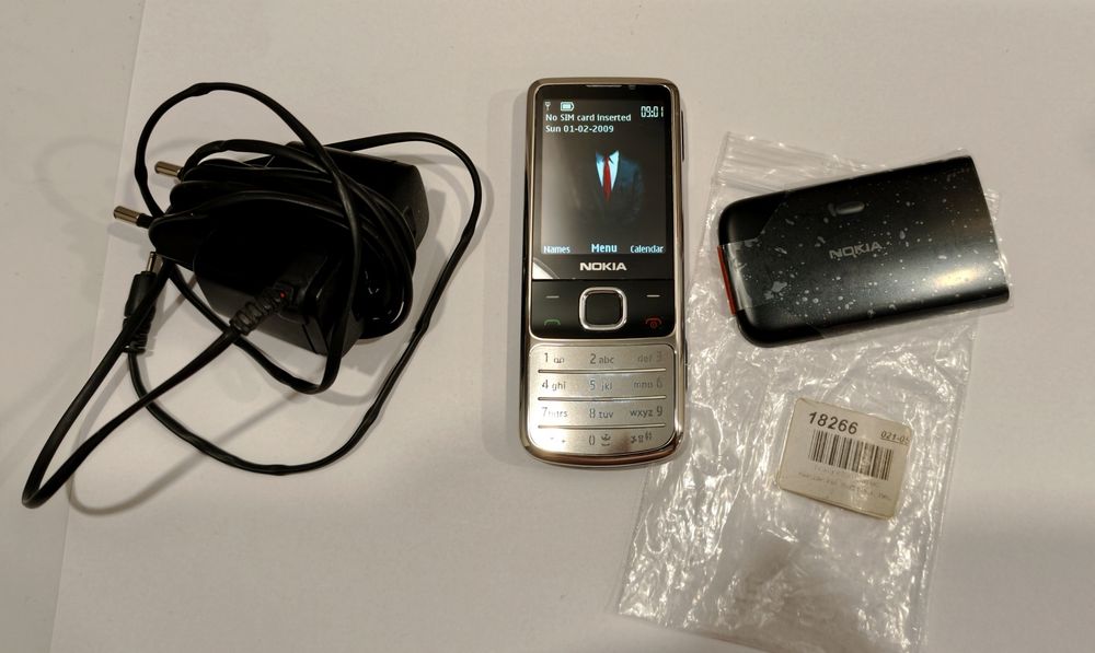 Telefon Nokia 6700 Classic Chrome (UMTS, GPRS, Bluetooth, aparat z 5 MP, odtwarzacz muzyki)