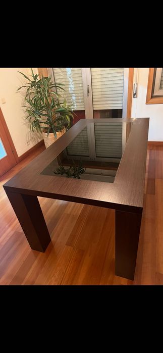 Mesa de jantar + seis cadeiras em pele