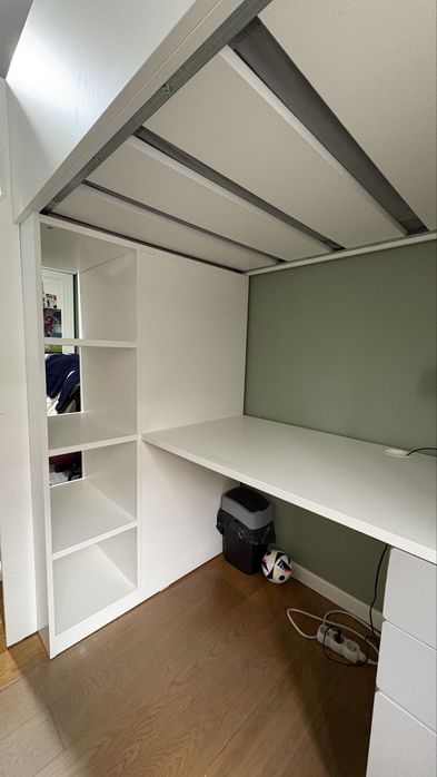 Łóżko na antresoli z biurkiem z 4 szufladami, materac 90x200 cm