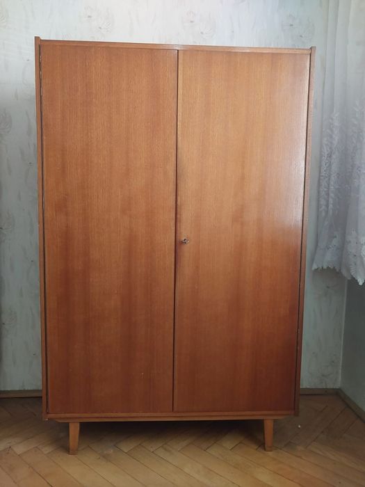 Sprzedam drewnianą szafę z lat 50 tych