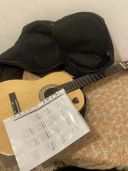 Guitara de naylon em muito bom estado.