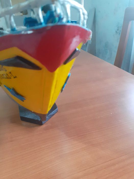 Barco peça única para colecionadores . em madeira trabalhada.