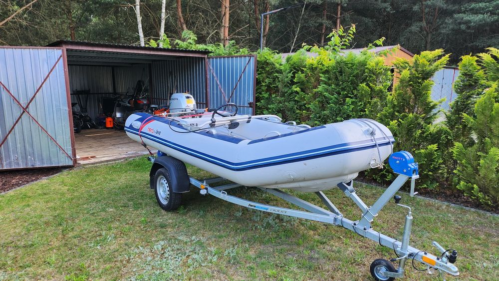 Ponton Honda z przyczepą i silnikiem 20hp