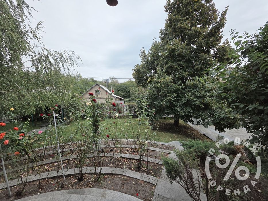 Стильний будинок у центрі з більярдною та камінною кімнатою