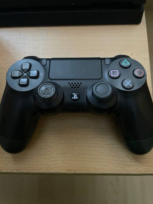 Комплект: PS4 Pro,  3 джойстика, монітор