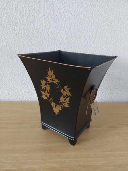 Vasos em folha de metal pintados á mão