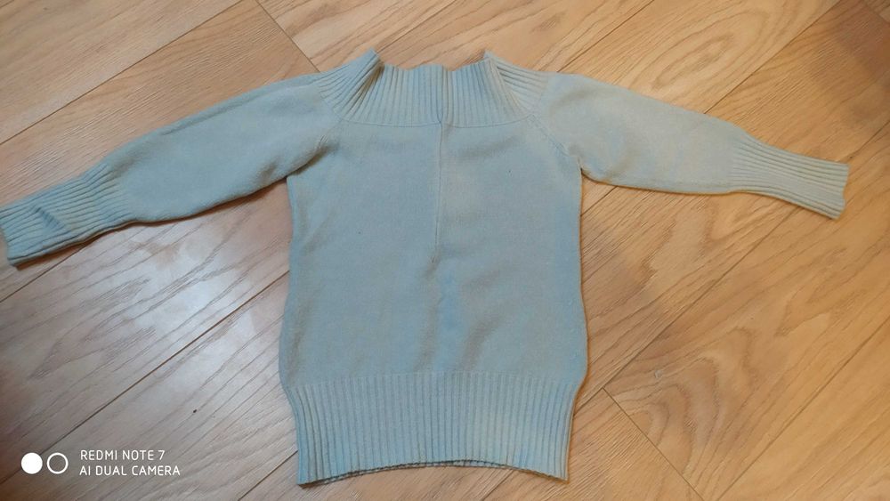 Sweterek niebieski opadające ramiona