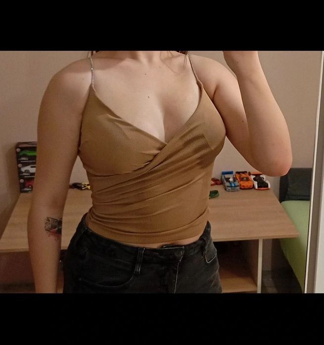 Brązowa bluzka na ramiączkach z marszczeniem i push-up