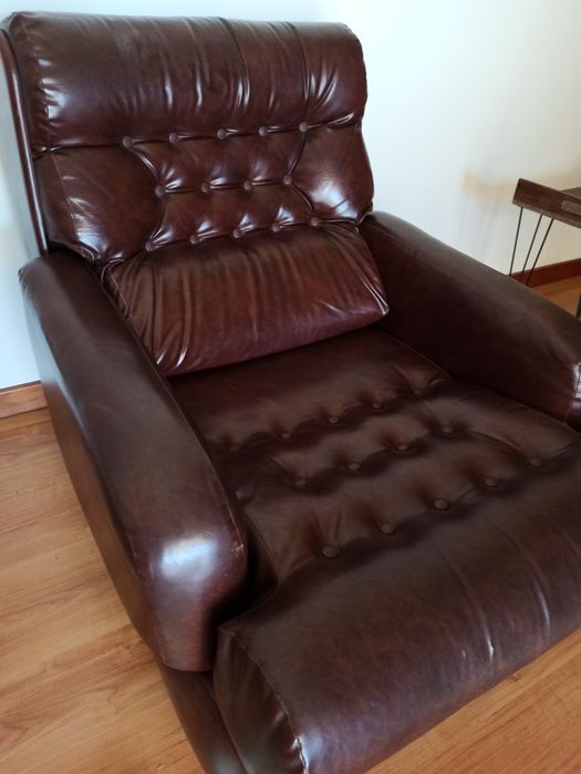 Sofá poltrona vintage em bom estado. Castanha.