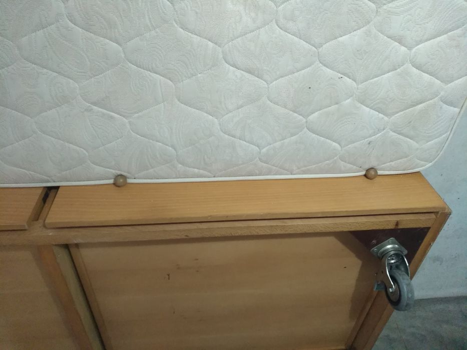 Cama de solteiro em madeira com rodas, colchão e estrado com duas gave