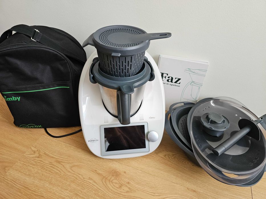 Bimby TM6 com varios acessorios