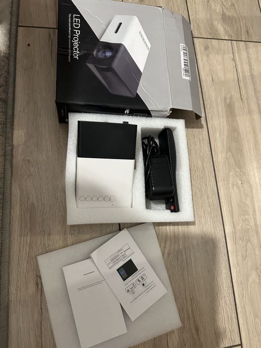 Проектор з пультом для домашнього кінотеатру