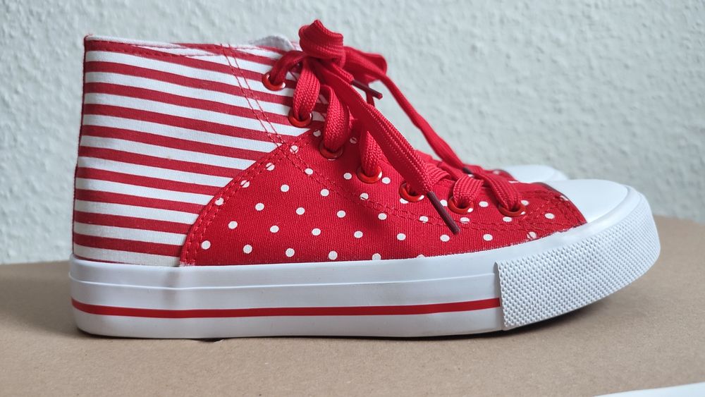 Нові  яскраві кеди, куплені в Німеччині. 36 розмiр