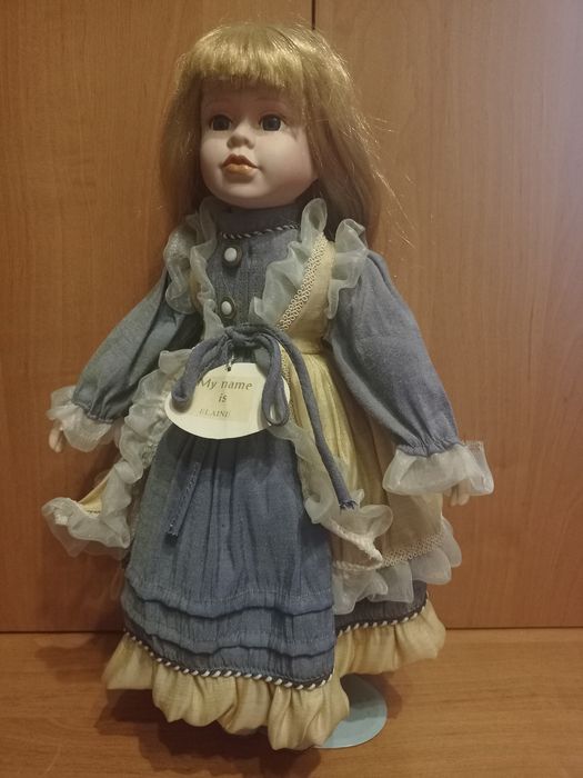 Колекционная фарфоровая кукла