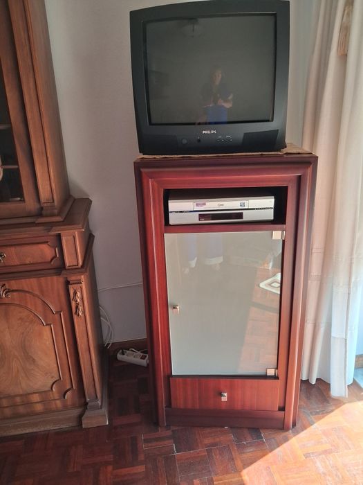 Movel TV com porta em vidro e gaveta