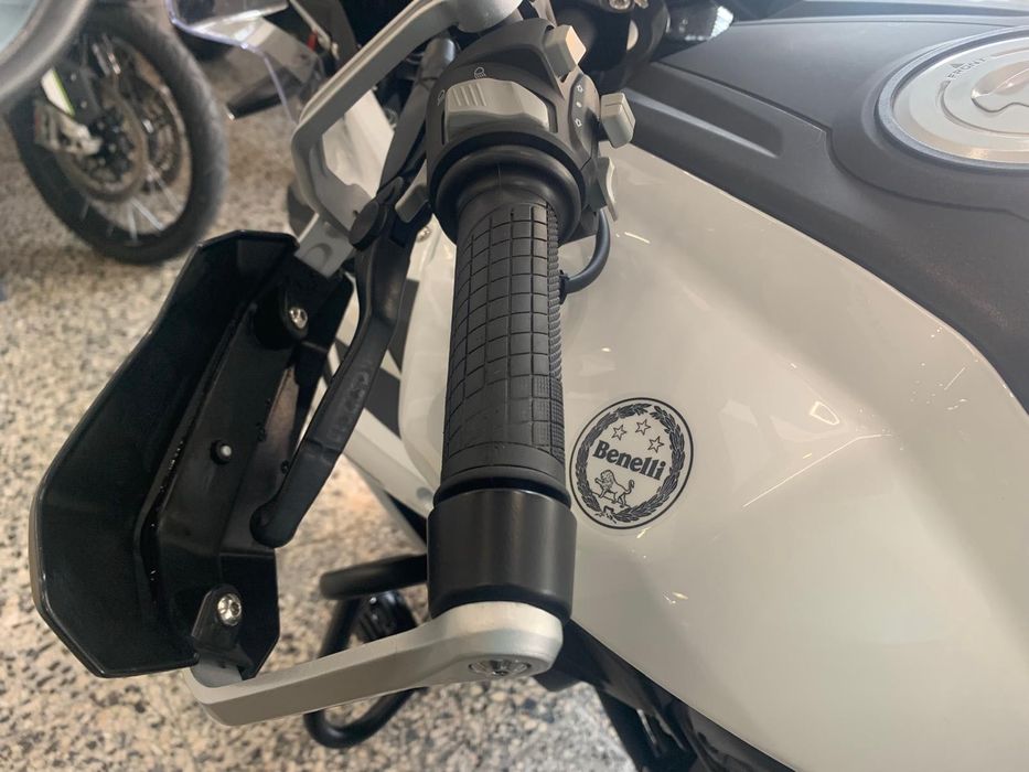 Benelli TRK 502 de 2022 optimo Estado, Kit Malas, Farois Auxiliares