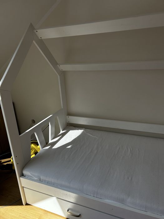 Łóżko z materacem