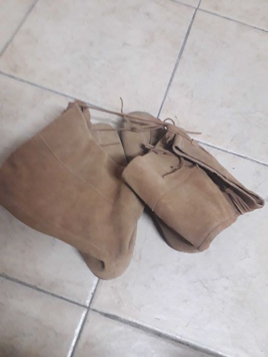 Botas em camurça creme