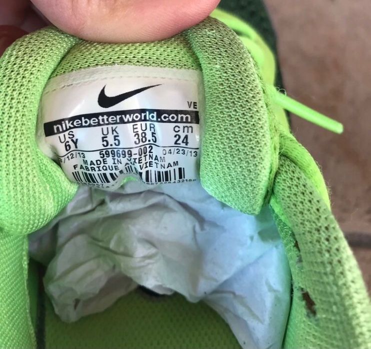 Tenis Nike cor verde e preto ,tamanho 38,5