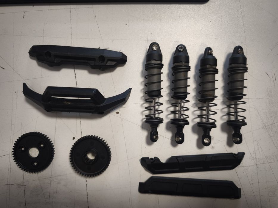 Traxxas mini Maxx 107154-1 zestaw używanych części