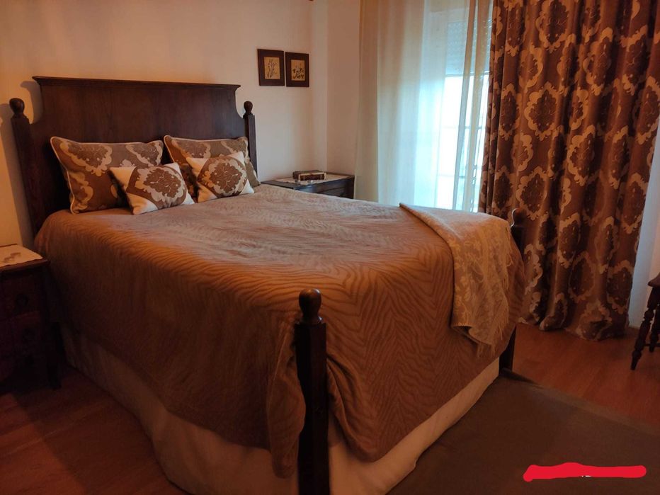 Cama de casal, madeira maciça, estilo D. Maria + colchão + estrado