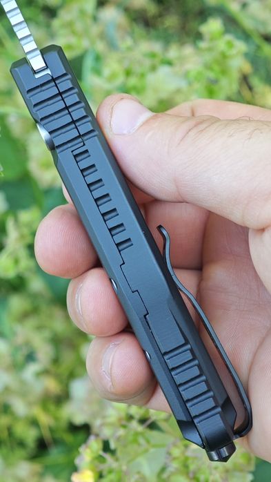 Boker Plus Thunderstorm AUS-8 Satin Black Automatic, рельєфне алюмінієве анодоване руків'я, автомат зі сталлю клинка AUS-8, склобій ,кліпса ,коробка