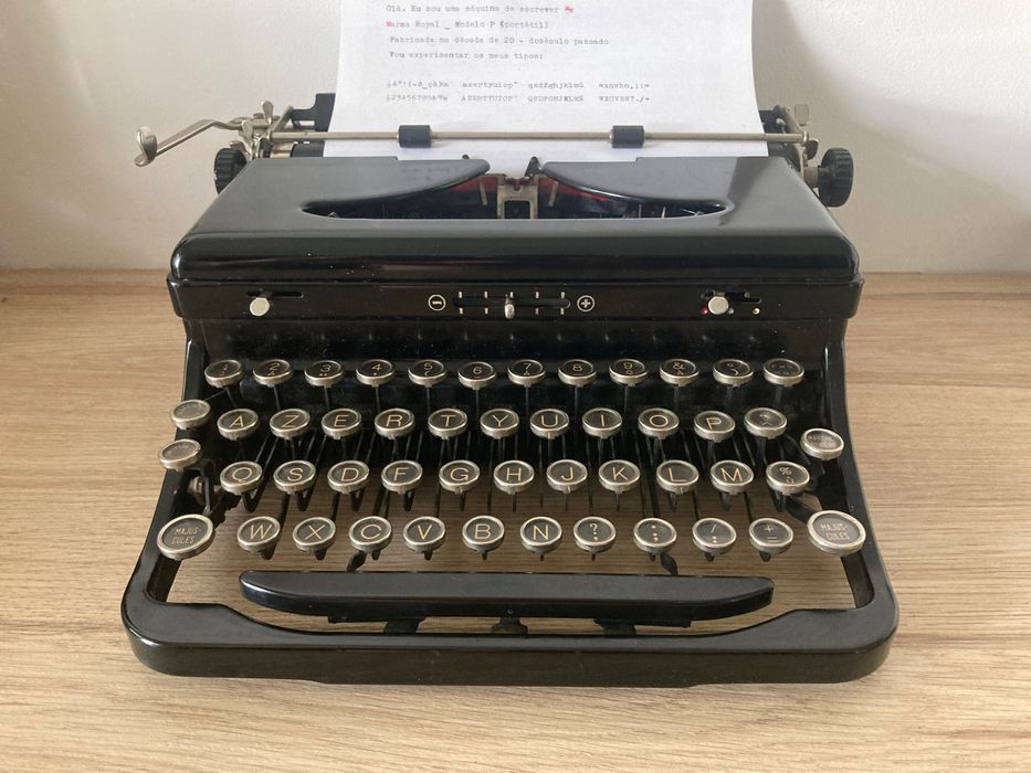 Máquina de escrever  ***  Royal P