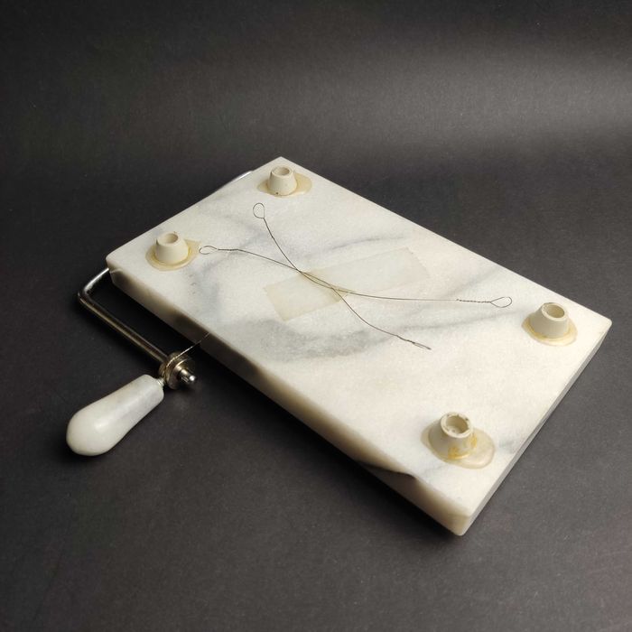 Marmurowa deska krajalnica do sera z zapasowymi linkami - stan bdb