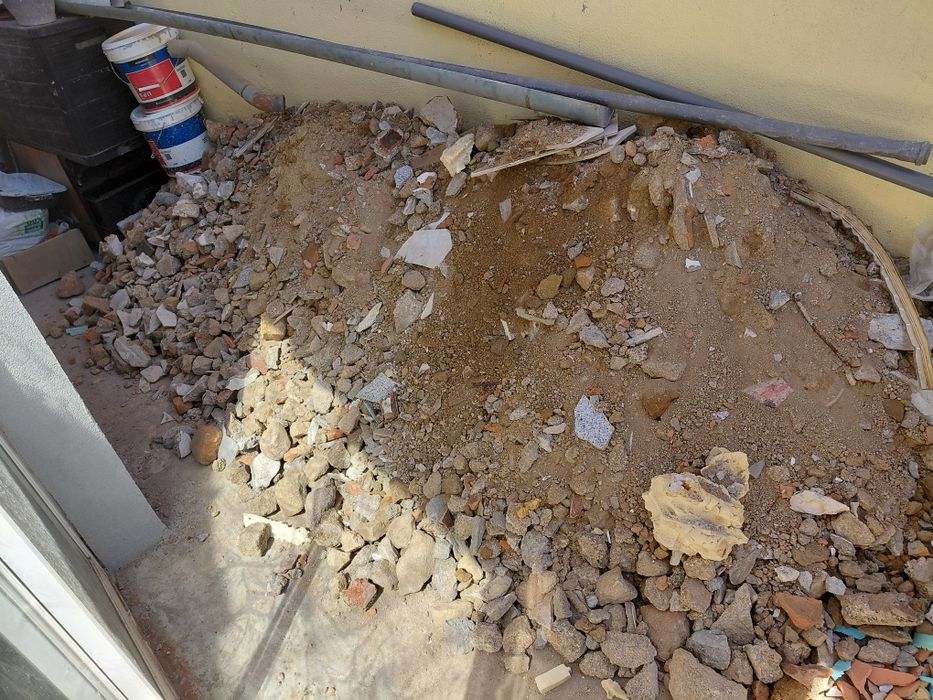 Dou sacos com entulho