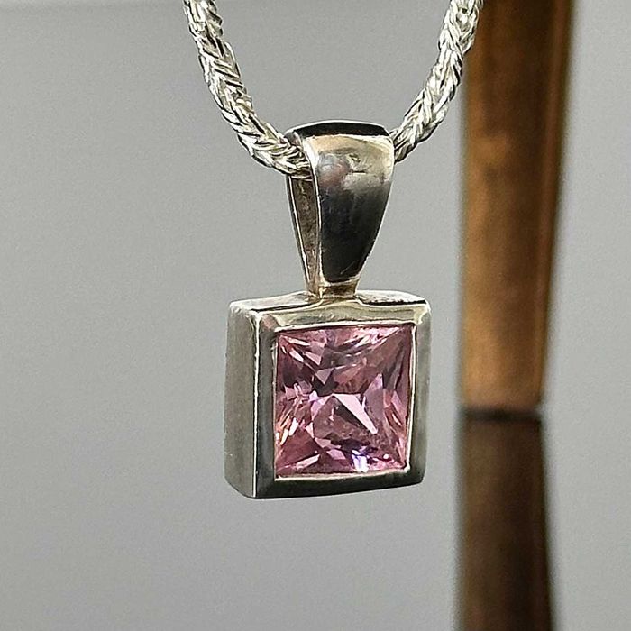 Srebrny Naszyjnik Art Déco z Różowym Kamieniem – Srebro Próby 925 z geometrycznym kamieniem o szlifie princess