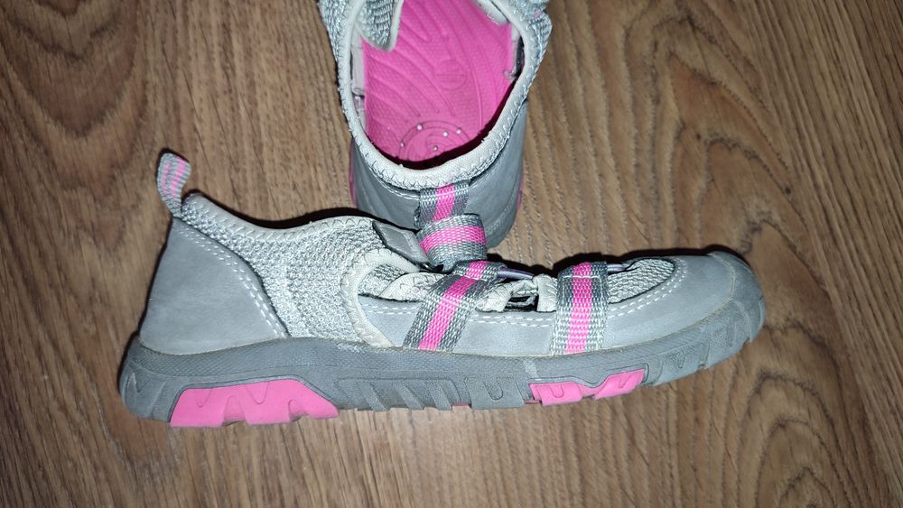 Дитячі сандалі для дівчини